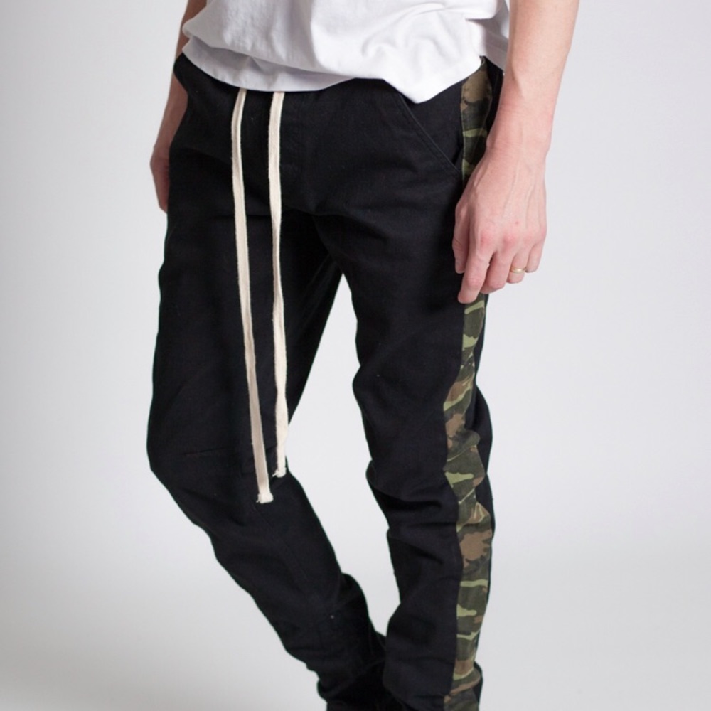 Ankle zip Camo skinny pants with stretch